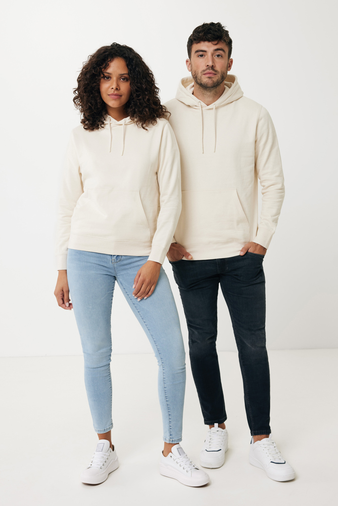 Homme et femme en hoodies beiges assortis