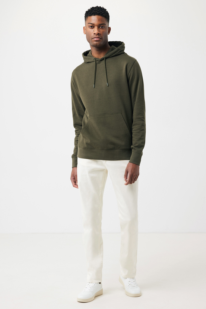 Homme portant un sweat à capuche vert kaki