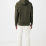 Homme de dos portant sweat à capuche vert