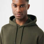 Jeune homme portant un sweat à capuche vert