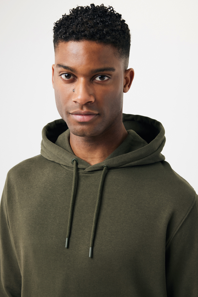 Jeune homme portant un sweat à capuche vert