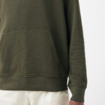 Sweat à capuche vert kaki porté
