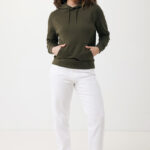 Femme portant un sweat vert et pantalon blanc