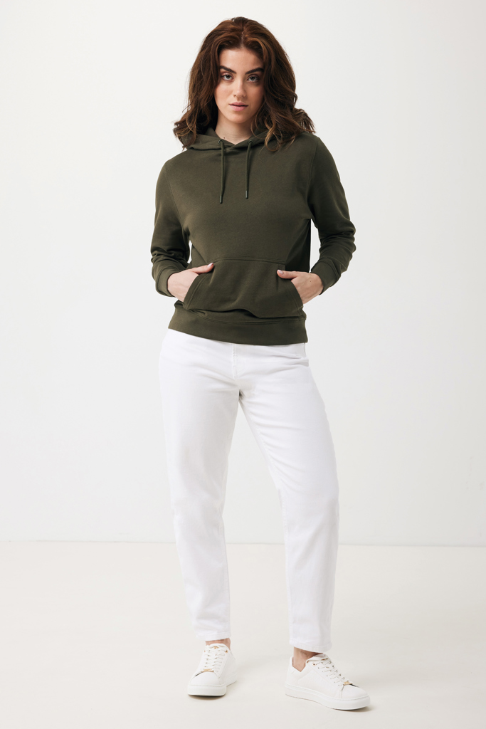 Femme portant un sweat vert et pantalon blanc