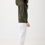 Femme portant sweat à capuche vert et blanc