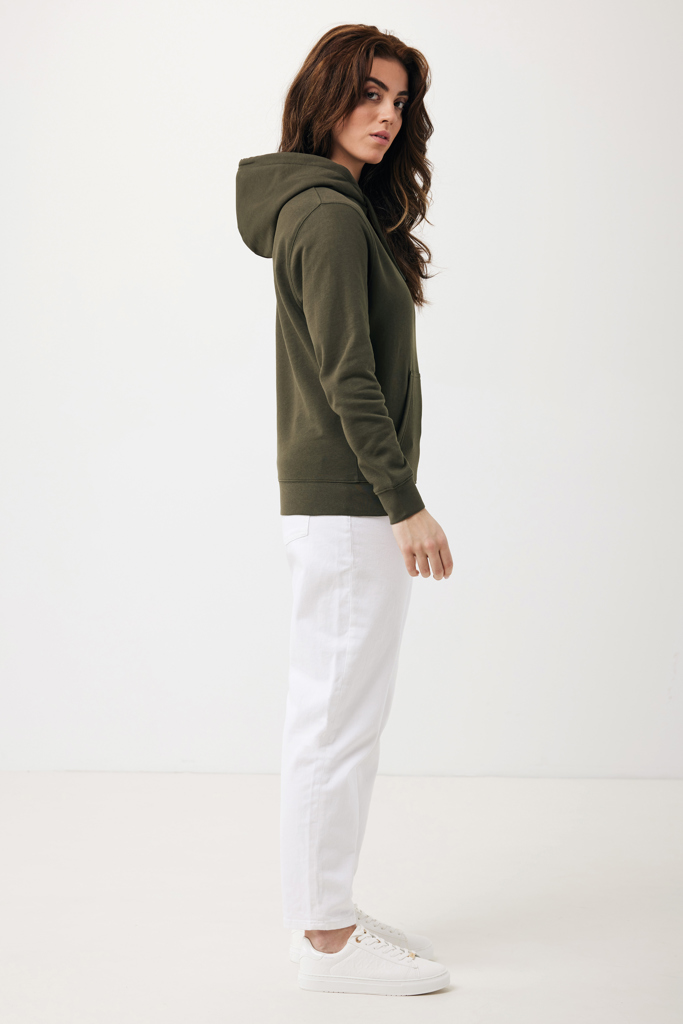 Femme portant sweat à capuche vert et blanc