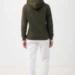 Femme de dos portant sweat vert à capuche