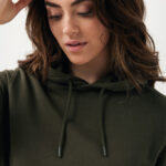 Femme en sweat à capuche vert foncé