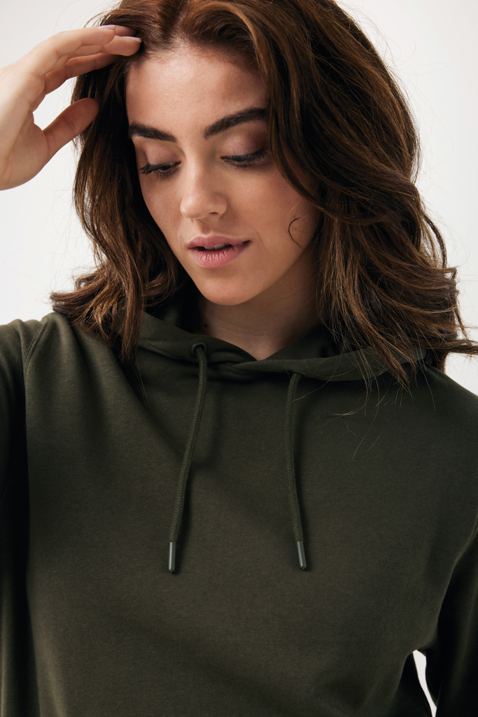 Femme en sweat à capuche vert foncé