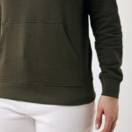 Sweat à capuche vert foncé et pantalon blanc