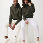 Deux modèles en sweats verts et pantalons blancs