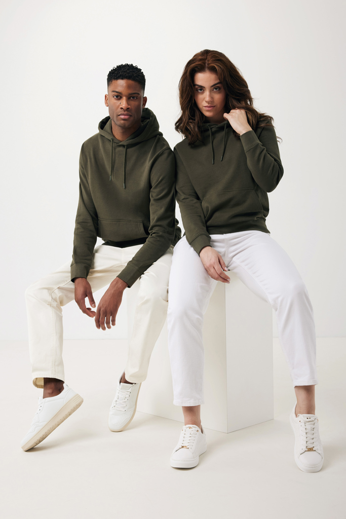 Deux modèles en sweats verts et pantalons blancs