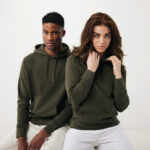 Homme et femme en sweats à capuche verts
