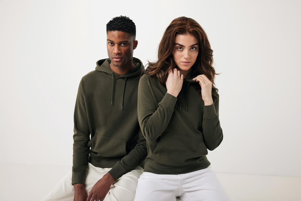 Homme et femme en sweats à capuche verts