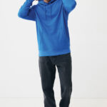 Homme en sweat à capuche bleu en studio