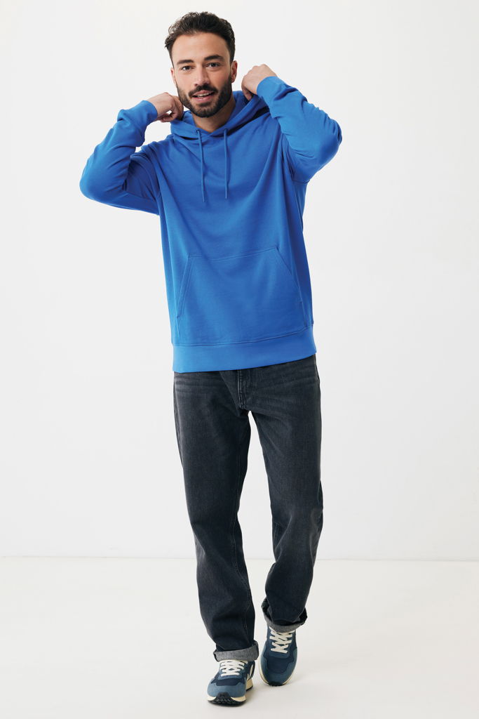 Homme en sweat à capuche bleu en studio