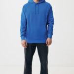 Homme portant sweat à capuche bleu et jean
