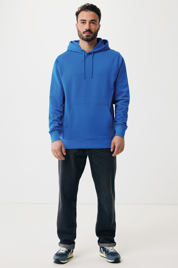 Homme portant sweat à capuche bleu et jean