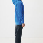 Homme en profil portant sweat à capuche bleu