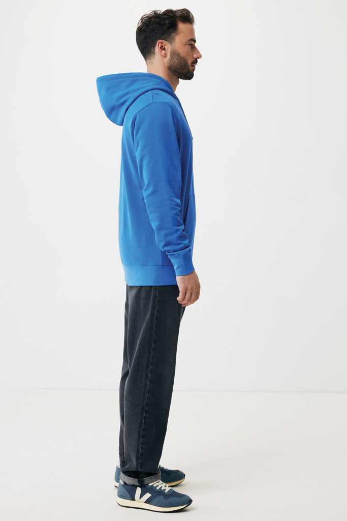 Homme en profil portant sweat à capuche bleu