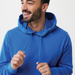 Homme souriant en sweat à capuche bleu