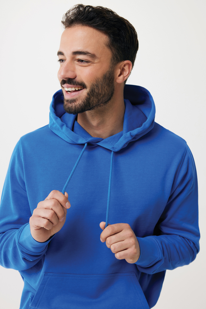 Homme souriant en sweat à capuche bleu