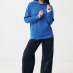 Femme en hoodie bleu et pantalon noir