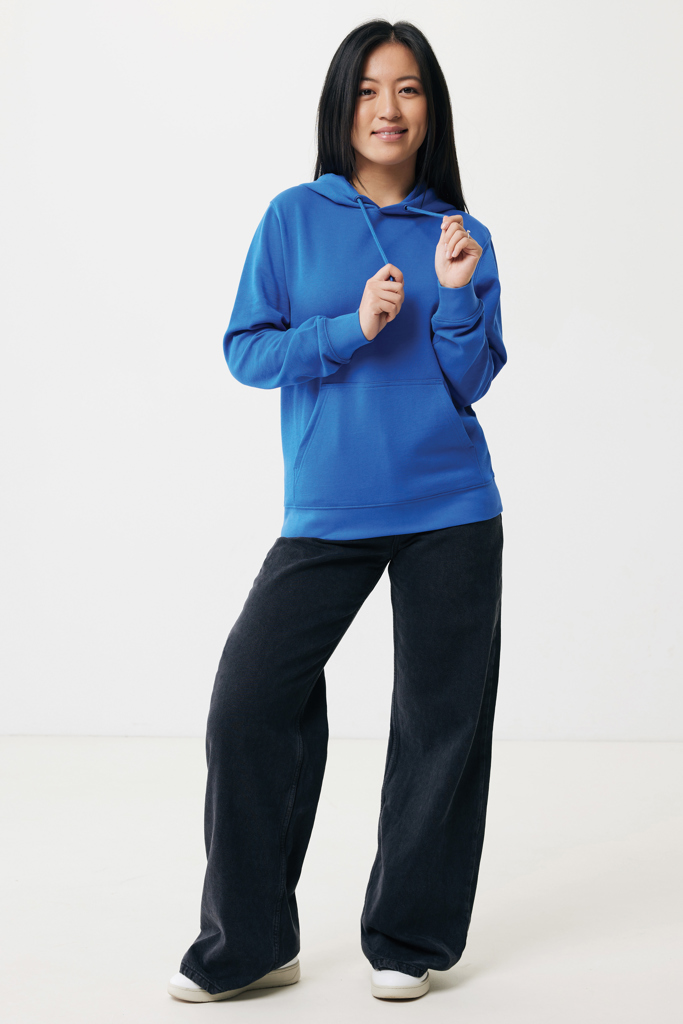 Femme en hoodie bleu et pantalon noir