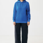 Femme portant sweat à capuche bleu et pantalon noir