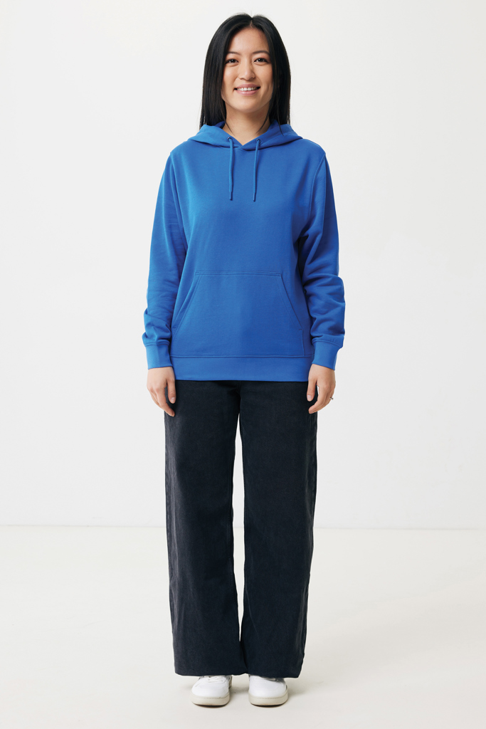 Femme portant sweat à capuche bleu et pantalon noir