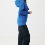 Femme souriante en sweat bleu et jean large