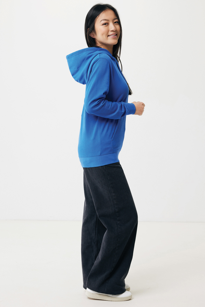 Femme souriante en sweat bleu et jean large