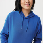 Jeune femme souriante en hoodie bleu
