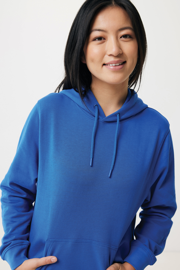 Jeune femme souriante en hoodie bleu