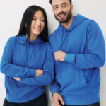 Deux personnes souriantes en sweats bleus