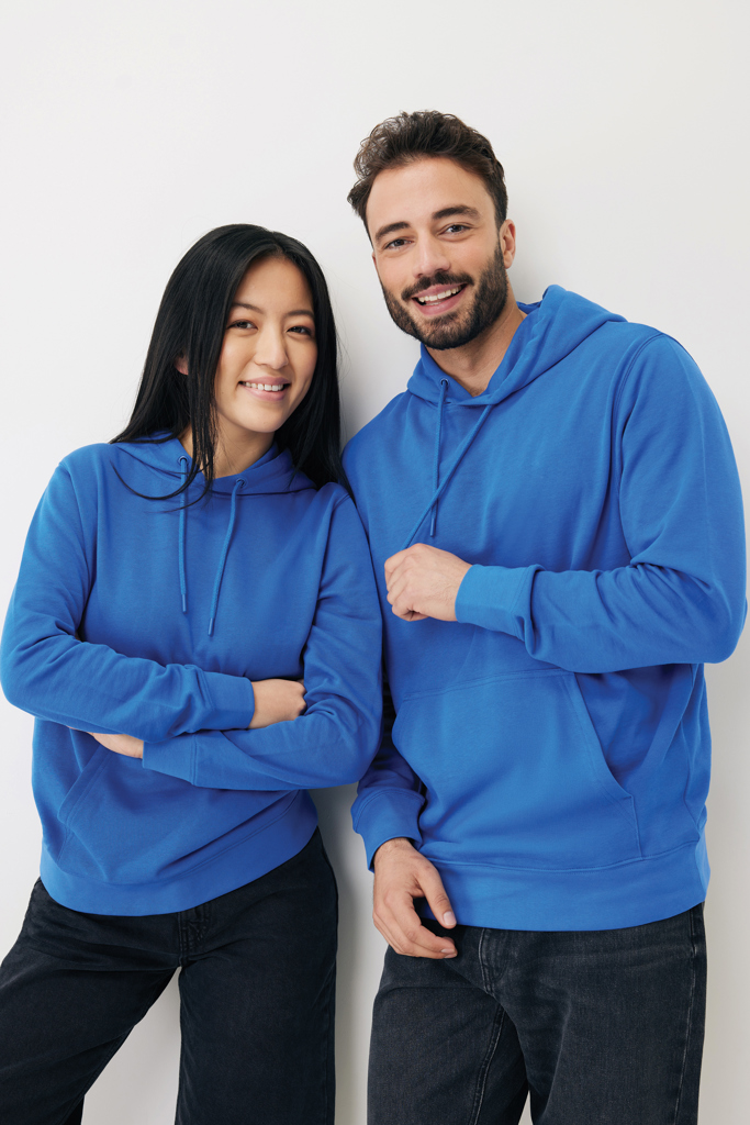 Deux personnes souriantes en sweats bleus