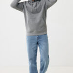 Homme portant sweat à capuche gris et jean