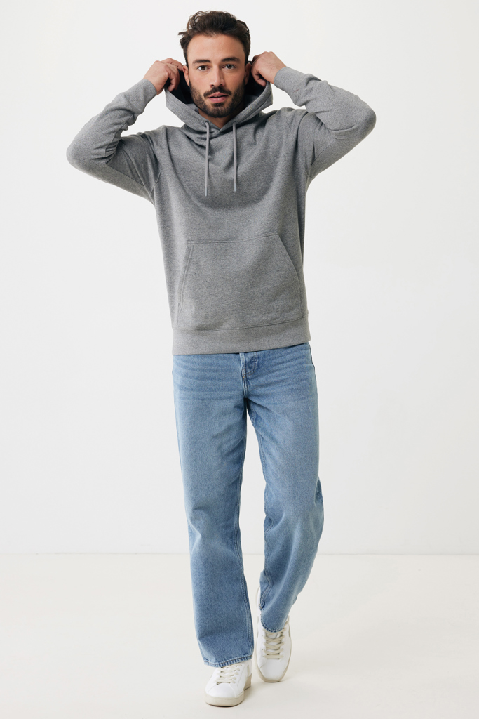 Homme portant sweat à capuche gris et jean