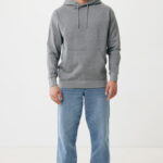 Homme portant sweat à capuche gris et jean