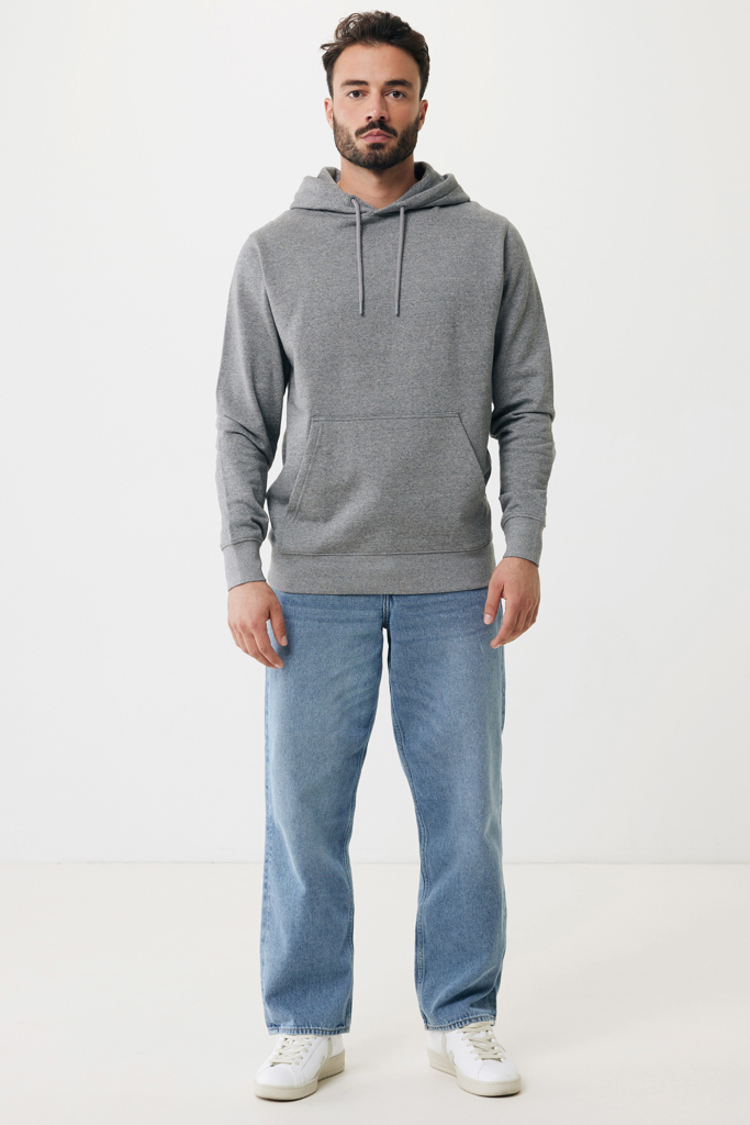 Homme portant sweat à capuche gris et jean
