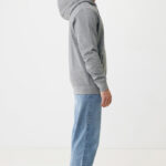 Homme de profil en sweat gris