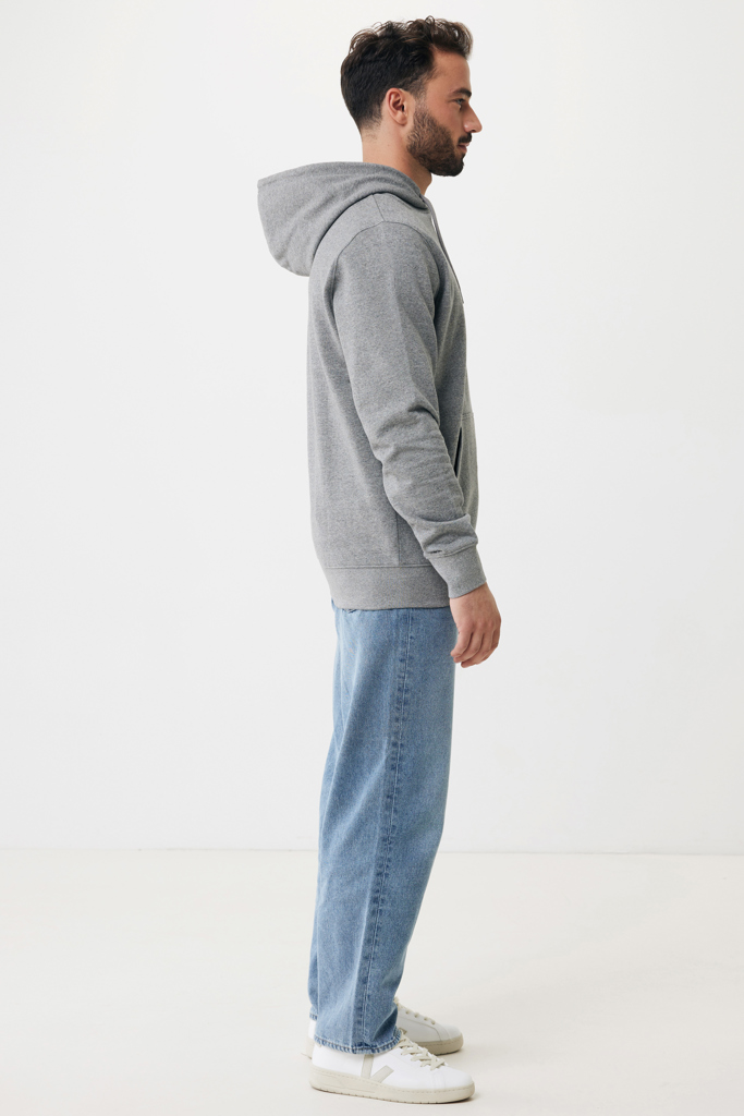 Homme de profil en sweat gris