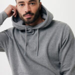 Homme barbu portant un sweat à capuche gris