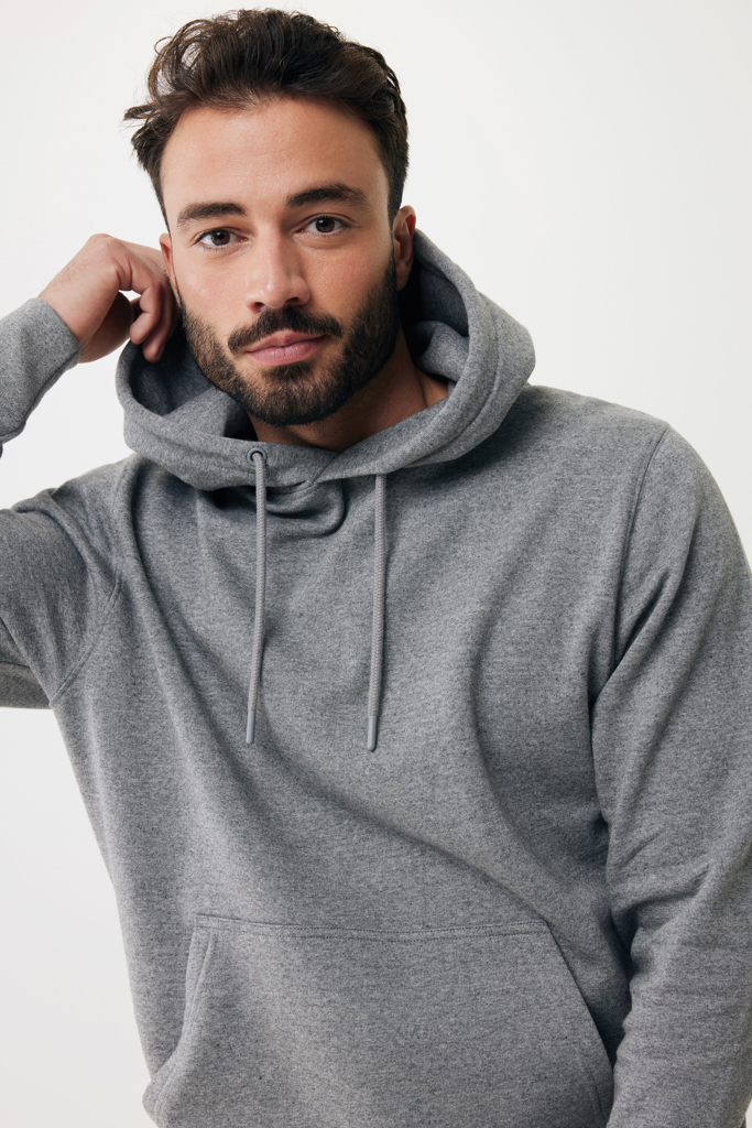 Homme barbu portant un sweat à capuche gris