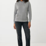 Femme en sweat gris et jean noir