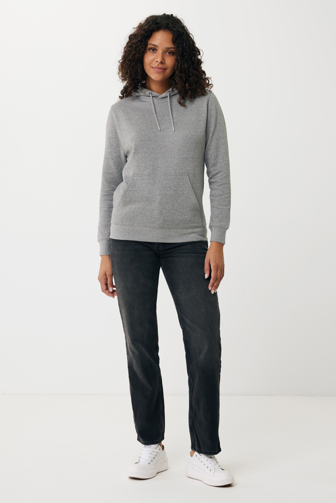 Femme en sweat gris et jean noir