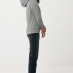 Femme en hoodie gris et jean noir
