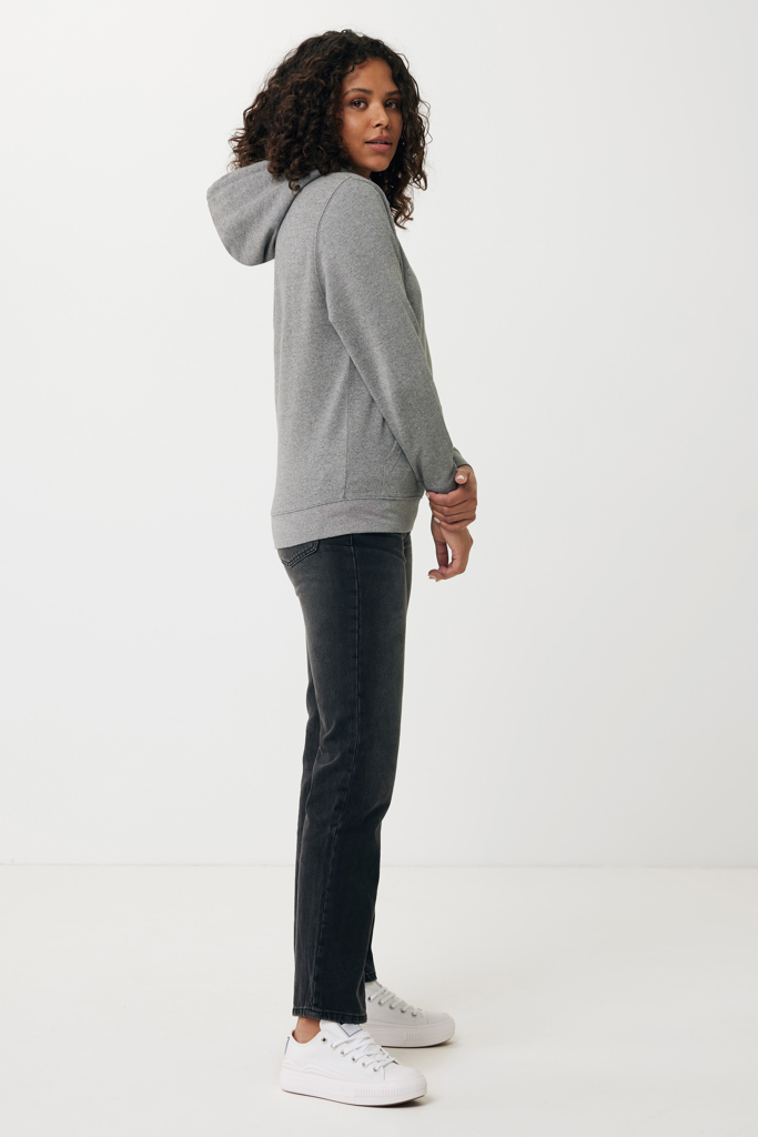 Femme en hoodie gris et jean noir