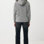 Vue arrière d’une femme en sweat gris