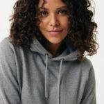 Jeune femme aux cheveux bouclés en sweat gris